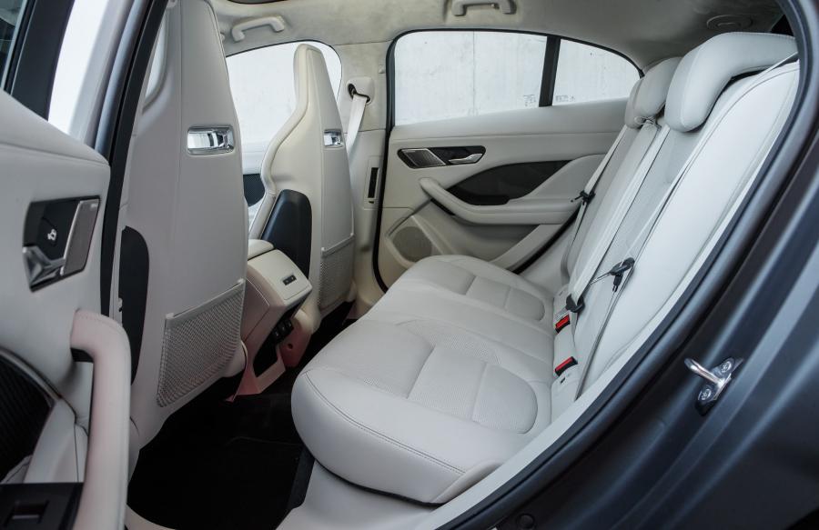Интерьер Jaguar I-Pace EV400 AWD S 2018 года  (WW) (фото 28 из 40)